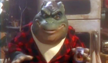 Earl Sinclair von „Die Dinos“ performt „Hypnotize“ von The Notorious B.I.G.