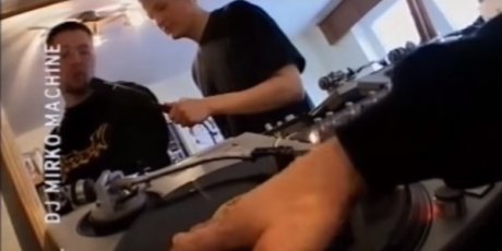 DJ Mirko Machine erklärt Falk Schacht das Scratchen bei Supreme auf VIVA Zwei (2001)