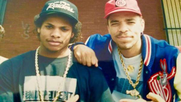 Eazy-E und Ice-T: Raiders-Caps und Bugs-Bunny-Jacken (Foto, ca. 1989)