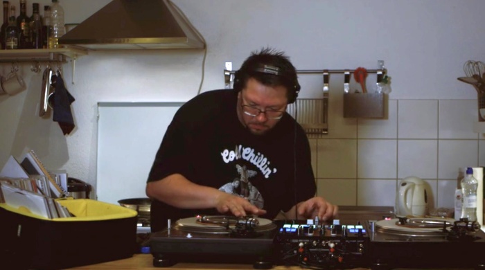DJ Mirko Machine mixt „Some HipHop Tunes“ live in der Küche (Video)